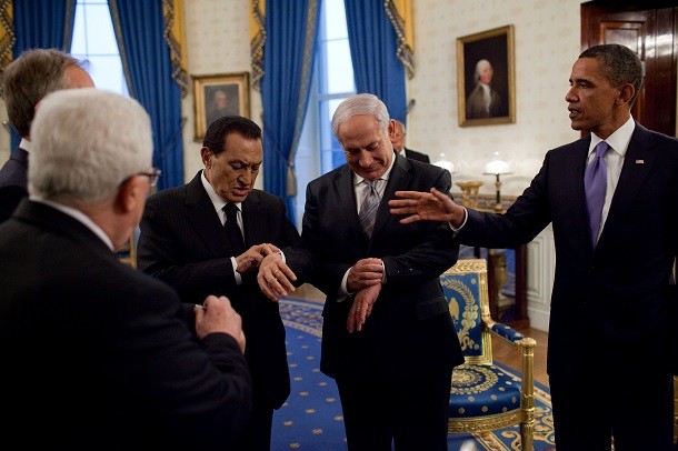 Netanyahu_and_Mubarak_checking_their_watches-610x406
